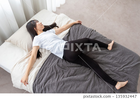 婦女在床上伸展 135932447