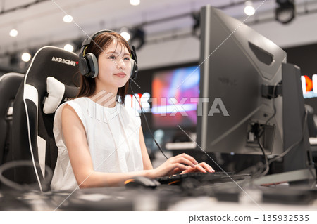 享受電競遊戲的年輕女子 135932535