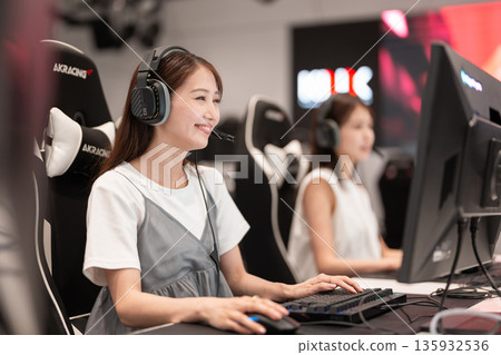 年輕女子在電競比賽中享受遊戲 135932536