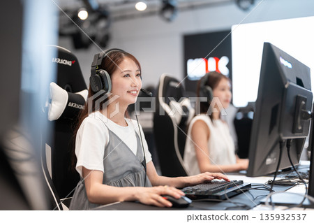 年輕女子在電競比賽中享受遊戲 135932537