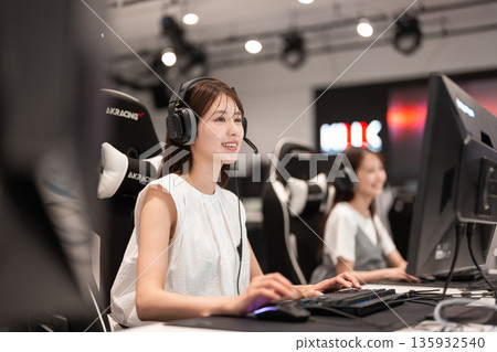 年輕女子在電競比賽中享受遊戲 135932540