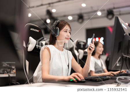 電競遊戲年輕女子 135932541