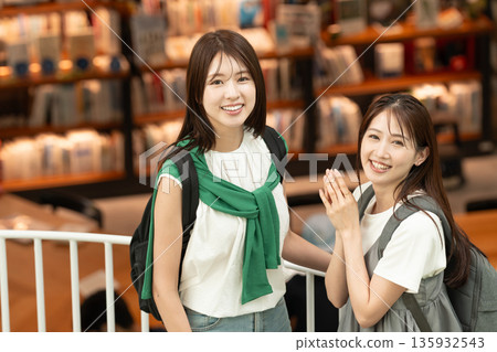 女大學生圖書館校園 135932543