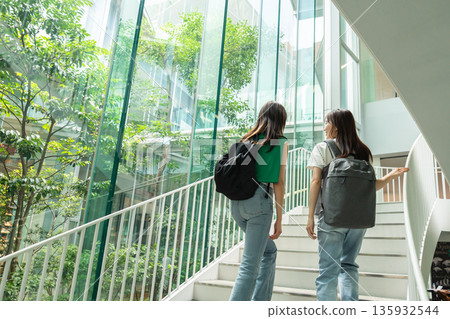 女大學生校園生活大學 135932544