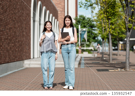 女大學生在校園散步 135932547