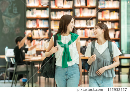 一名女大學生在圖書館找書 135932557