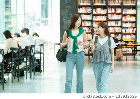 女大學生校園生活大學 135932559