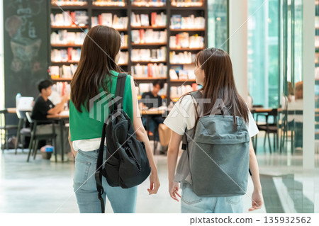 尋找一本書在圖書館裡的年輕女子 135932562