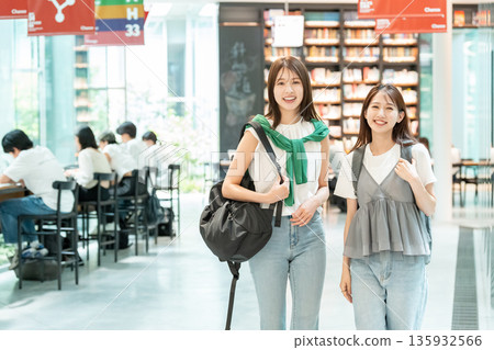 年輕女大學生購物 135932566