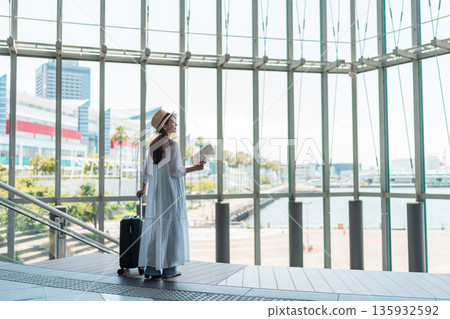 一個喜歡旅行的年輕女子 135932592