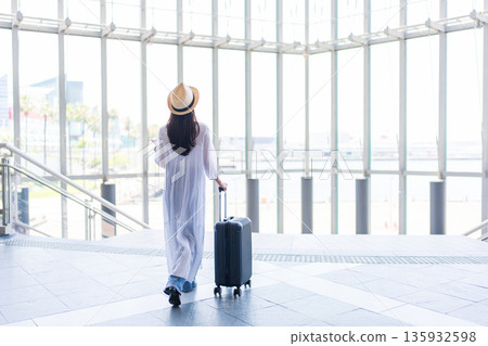 一位女士帶著行李箱旅行 135932598