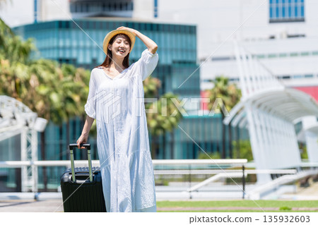 年輕女子去旅行 135932603