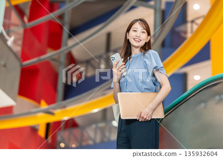 女商人、智慧型手機、年輕女性 135932604