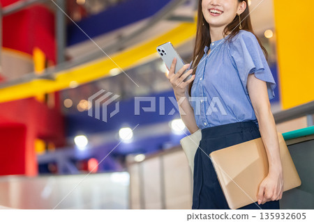 女商人、智慧型手機、年輕女性 135932605