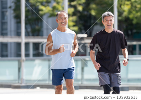 Senior man jogging 135932613