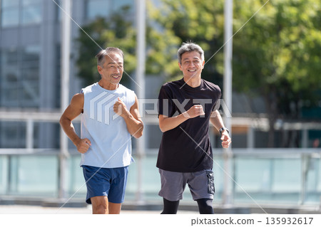 慢跑的老人 慢跑的老人 135932617