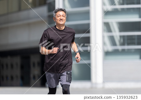 慢跑的老人 慢跑的老人 135932623