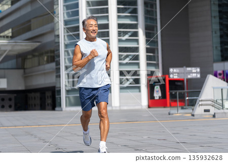 Senior man jogging 135932628