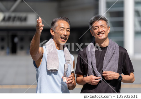 享受運動的老人 135932631