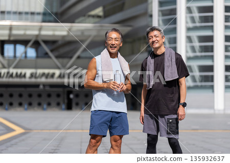 享受運動的老人 享受運動的老人 135932637