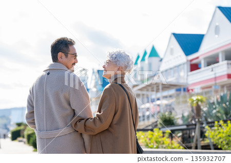 一對老年夫婦旅行。照片由伊藤海洋城路邊站提供。 135932707