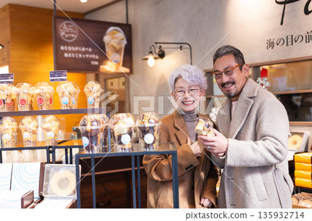 一對老年夫婦正在購物。照片由伊藤海洋城路邊站提供。 135932714