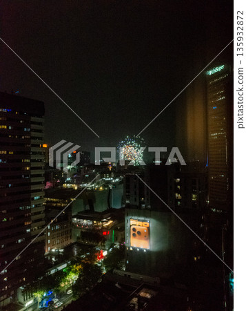 從摩天大樓眺望夜幕下的城市和煙火 135932872