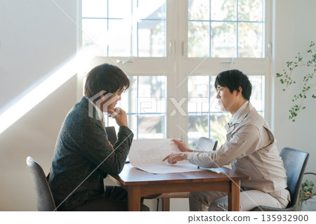 正在開會的男人 135932900