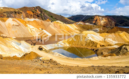 金礦開採現場圖片：金礦、非法採礦和森林砍伐 135933772