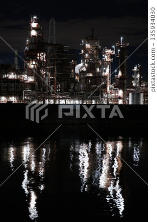 四日市工廠的夜景倒映在水面上 135934030