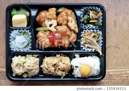 日式外帶便當,內含糖醋雞和三種米飯 日式外帶便當,內含糖醋雞和三種米飯 135934313