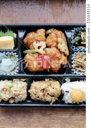 日式外帶便當,內含糖醋雞和三種米飯 日式外帶便當,內含糖醋雞和三種米飯 135934314