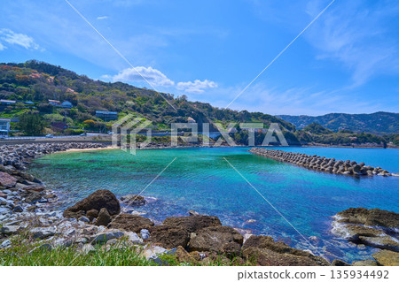 View of the southwest side from Nishihama in Kaga, Shimane Town, Matsue City, Shimane Prefecture 135934492