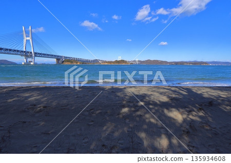 岩黑島、黑濱海岸和瀨戶大橋（石久列島，瀨戶內海） 135934608