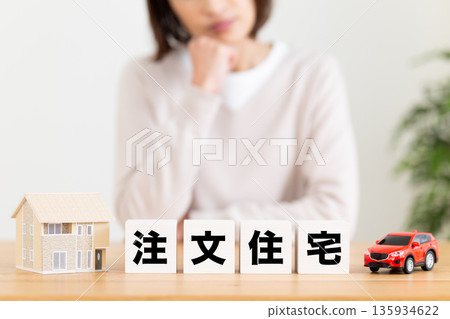 一位中年婦女正在她定制的家中費力地搬運積木。 135934622