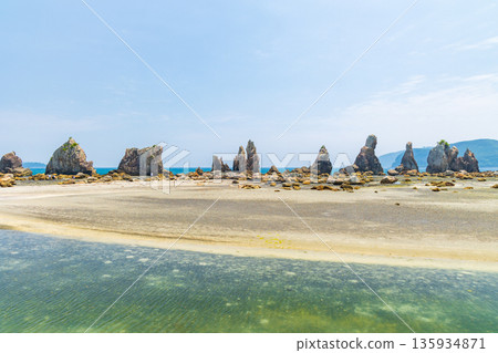 和歌山縣串本町的夏季，橋骨岩，一處風景優美的景點 135934871