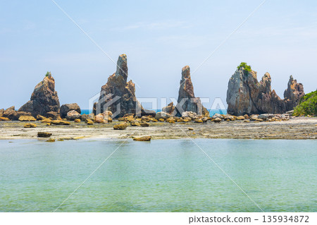 和歌山縣串本町的夏季,橋骨岩,一處風景優美的景點 和歌山縣串本町的夏季,橋骨岩,一處風景優美的景點 135934872