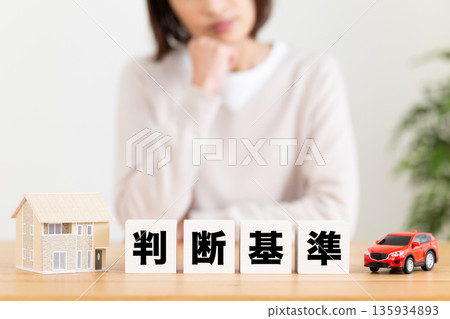 一位中年女性在判斷標準上遇到困難。 一位中年女性在判斷標準上遇到困難。 135934893