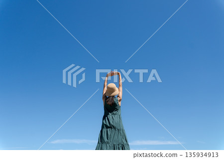 伸展在海灘的婦女 135934913