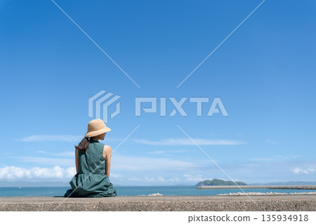 坐在防波堤的婦女 坐在防波堤的婦女 135934918