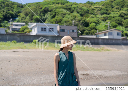 一個女人在沙灘上散步 135934921