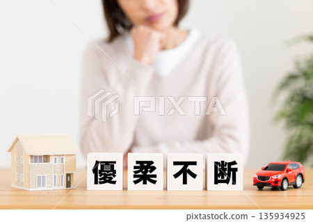 一位中年婦女正苦於優柔寡斷 135934925