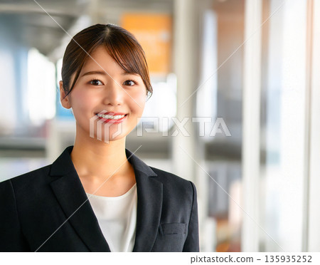 Portrait of a smiling business woman ■Photography cooperation: Kansai International Airport (KIX) Portrait of a smiling business woman ■Photography cooperation: Kansai International Airport (KIX) 135935252