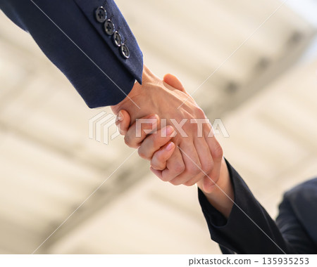 Business handshake contract signing ■Photography cooperation: Kansai International Airport (KIX) Business handshake contract signing ■Photography cooperation: Kansai International Airport (KIX) 135935253