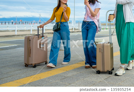 Three women traveling ■Photography cooperation: Kansai International Airport (KIX) Three women traveling ■Photography cooperation: Kansai International Airport (KIX) 135935254