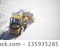 除雪車正在清理積雪覆蓋的停車場 135935285