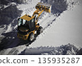 除雪車正在清理積雪覆蓋的停車場 135935287