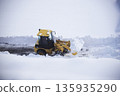 除雪車正在清理積雪覆蓋的停車場 135935290