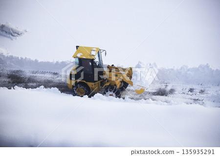 除雪車正在清理積雪覆蓋的停車場 135935291