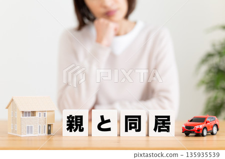 一位中年婦女擔心與父母同住。 135935539